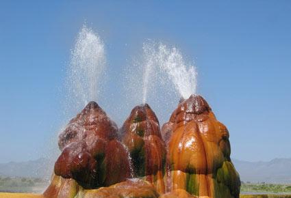 نبع Fly Geyser  عجيبة طبيعية إستثنائية